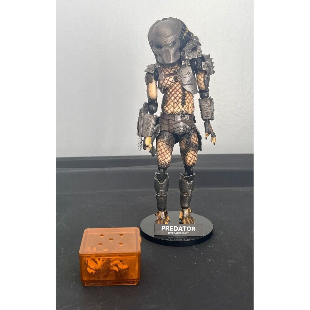 KAIYODO SCI-FI Revoltech 022 Predator Figure and Parts Aliens VS Predator Series